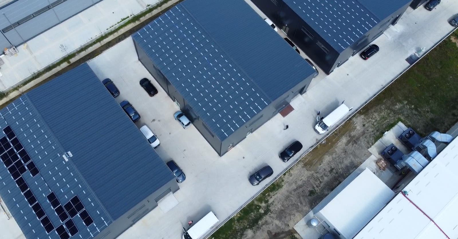 Hală industrială, sistem pe acoperiș