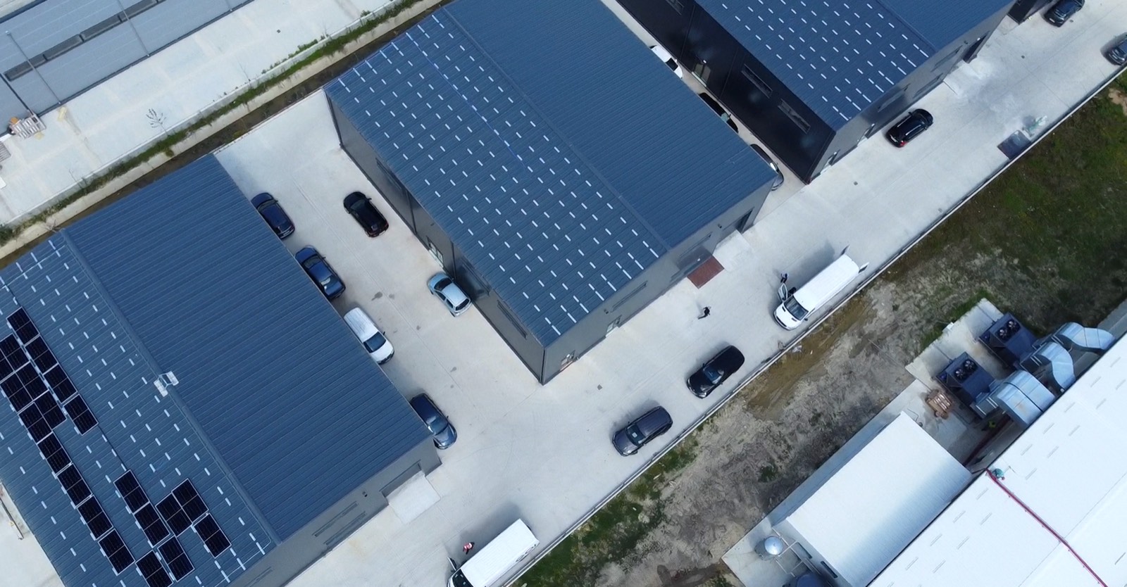 Hală industrială, sistem pe acoperiș